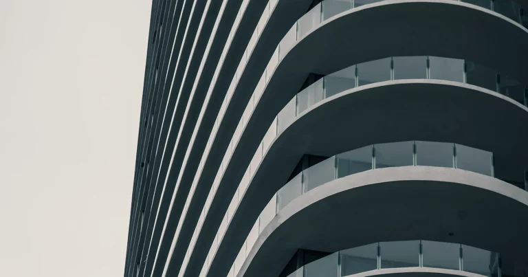 The Real Estate Market in 2025: Strong Demand, Insufficient Supply, and Rising Prices. Der Immobilienmarkt im Jahr 2025: starke Nachfrage, unzureichendes Angebot und steigende Preise. El mercado inmobiliario en 2025: demanda fuerte, oferta insuficiente y precios al alza. Le marché immobilier en 2025 : forte demande, offre insuffisante et prix en hausse. Il mercato immobiliare nel 2025: forte domanda, offerta insufficiente e prezzi in aumento. O mercado imobiliário em 2025: forte procura, oferta insuficiente e preços em alta.