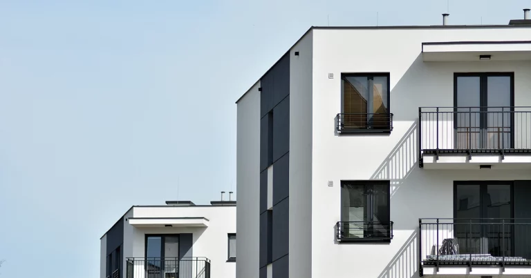 Cómo la financiación de vivienda con protección pública está activando oferta real en España: casos, cifras y resultados de Urbanitae. How financing for publicly protected housing is activating real housing supply in Spain: Urbanitae’s cases, figures and results. Comment le financement du logement avec protection publique active une offre réelle en Espagne : cas, chiffres et résultats d’Urbanitae. Wie die Finanzierung von öffentlich gefördertem Wohnraum reales Wohnungsangebot in Spanien aktiviert: Fälle, Zahlen und Ergebnisse von Urbanitae. Come il finanziamento di abitazioni con protezione pubblica sta attivando un’offerta reale in Spagna: casi, numeri e risultati di Urbanitae. Como o financiamento de habitação com proteção pública está a ativar oferta real em Espanha: casos, números e resultados da Urbanitae.