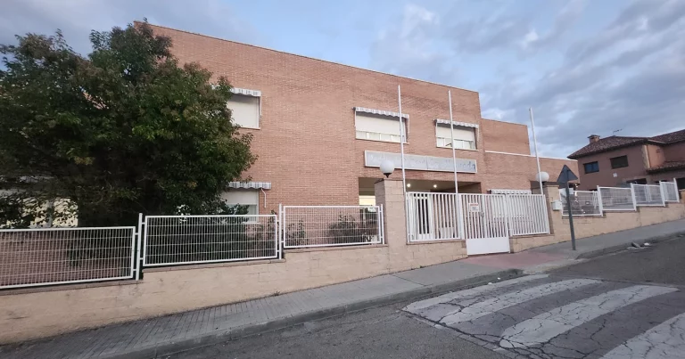 ¡Nuevo proyecto! Préstamo participativo al 10% fijo anual El próximo **martes 10 de marzo a las 16:00 h (UTC+1)** abrimos a inversión un nuevo proyecto en el sector senior living en Torres de la Alameda. Se trata de una operación estructurada mediante **préstamo participativo** para financiar parte de la adquisición de una residencia de mayores operativa, con el objetivo de estabilizar el activo con un nuevo operador profesional y venderlo posteriormente a un inversor institucional. **Apertura a inversión:** martes 10 de marzo a las 16:00 h (UTC+1) **Webinar del proyecto:** lunes 9 de marzo a las 12:00 h (UTC+1) En este webinar contaremos con **Ofer Lior**, socio de **NP Advisors**, para explicar los detalles del proyecto y responder a las preguntas de los inversores. Una residencia operativa con 146 camas El proyecto consiste en financiar parcialmente la compra de una **residencia de mayores operativa desde hace más de 25 años**, ubicada en la calle Miguel de Unamuno, en Torres de la Alameda (Madrid). El activo cuenta con: **135 habitaciones** (124 individuales y 11 dobles) **146 camas en total** **50 plazas de centro de día** Parcela de **4.894 m²** Edificio de **3.827 m² construidos** Tras la adquisición, el gestor incorporará un **nuevo operador profesional de residencias**, uno de los diez principales del sector en España por número de camas gestionadas. Este operador explotará el activo mediante un **contrato de arrendamiento triple neto a 25 años, con 15 años de obligado cumplimiento**, lo que permitirá estabilizar la inversión antes de su venta a un inversor institucional. Ubicación: Corredor de Henares La residencia se sitúa en el centro urbano de Torres de la Alameda, municipio integrado en el área metropolitana del **Corredor de Henares**, una de las zonas con mayor dinamismo económico de la Comunidad de Madrid. El activo cuenta con una ubicación muy conveniente para la vida cotidiana, con servicios básicos a pocos minutos –supermercado, centro de salud o equipamientos municipales– y buenas conexiones mediante las carreteras M-225 y M-220. El área de influencia de la residencia (municipios situados a menos de 15 minutos en coche) reúne actualmente **más de 97.000 habitantes**, de los cuales más de **13.000 tienen más de 65 años**. Se espera que esta población senior crezca aproximadamente un **43% en los próximos 13 años**, lo que refuerza la demanda potencial de plazas en residencias. El gestor del proyecto La operación está gestionada por **NP Advisors**, firma especializada en inversión inmobiliaria cuyos socios fundadores crearon en 2018 una socimi enfocada en activos generadores de rentas en España. El equipo cuenta con **más de 50 años de experiencia combinada** en el sector y actualmente gestiona **15 activos inmobiliarios valorados en más de 80 millones de euros**, incluyendo hoteles, apartamentos turísticos y residencias para mayores. Entre sus operaciones recientes destacan varias transacciones de residencias senior, lo que aporta experiencia específica en este tipo de activos. Cómo funciona el préstamo participativo Los inversores de Urbanitae participarán mediante la concesión de un **préstamo participativo** a la sociedad **RG Torres de Alameda, S.L.** Este tipo de financiación combina un **interés fijo** con un **interés variable vinculado al resultado del proyecto**. Principales características: **Importe del préstamo**: hasta 2.200.000 € **Tipo de interés fijo anual**: 10% **Participación variable**: entre el **60% y el 65% de los beneficios del gestor** derivados de las rentas y de la venta del activo **Plazo**: 24 meses **Posible extensión**: 6 meses adicionales Los intereses y el principal se abonarán al vencimiento del préstamo. Garantías del préstamo La operación cuenta con varias garantías estructurales: **Promesa de hipoteca de segundo rango** sobre el activo. **Pignoración de las acciones** de la sociedad propietaria del activo (convertibles en equity). **Mandato de venta del activo** en caso de incumplimiento. **Derechos de veto o aprobación** por parte de Urbanitae sobre la venta del activo por encima de una determinada rentabilidad (yield neta del 6,75%). Estrategia de valor y salida La estrategia del proyecto consiste en tres fases principales: **Adquisición del activo** mediante financiación combinada (equity del gestor, préstamo bancario y préstamos participativos). **Entrada de un nuevo operador** bajo contrato de arrendamiento a largo plazo que estabilice el activo. **Venta del activo** a un inversor institucional o patrimonialista especializado en este tipo de activos. La salida prevista para los inversores se producirá mediante **la venta del activo una vez estabilizado** Calendario estimado El plazo estimado del proyecto es de **24 meses**, con posible extensión de 6 meses. **Marzo 2026**: concesión del préstamo, adquisición del activo y formalización del contrato de arrendamiento. **Segundo trimestre de 2026**: inicio del proceso de comercialización del activo. **Segundo trimestre de 2027**: venta del activo y repago del préstamo de los inversores, junto con los intereses fijos y variables Por qué invertir en Residencia Alameda Estos son algunos de los principales puntos fuertes del proyecto: **Activo operativo en la Comunidad de Madrid**, en un sector con demanda estructural creciente. **Nuevo operador profesional** con contrato de arrendamiento a largo plazo. **Rentabilidad fija del 10% anual** más participación en los beneficios del proyecto. **Gestor con amplia experiencia** en inversión y gestión de activos inmobiliarios generadores de rentas. **Estrategia clara de creación de valor** mediante estabilización del activo y venta a inversor institucional. Si quieres conocer todos los detalles del proyecto, puedes participar en el **webinar del lunes 9 de marzo a las 12:00 h (UTC+1)**. Y recuerda: Residencia Alameda se abre a inversión el martes 10 de marzo a las 16:00 h (UTC+1). LA FRASE CLAVE ES: Préstamo participativo en Madrid DIME LA META DESCRIPCION TIENE Q SER LLAMATIVA LE GENTE TIOENE Q QIERER LEER EL BLOG Pensó durante unos pocos segundos Claro. Te dejo una meta descripción llamativa, pensada para que genere interés y aumente el clic: Meta descripción: Descubre este préstamo participativo en Madrid con un 10% fijo anual, respaldo sobre un activo senior living operativo y potencial de rentabilidad variable. Conoce por qué puede ser una oportunidad atractiva para inversores. Aquí tienes otra opción un poco más comercial: Meta descripción alternativa: Nuevo préstamo participativo en Madrid con un 10% fijo anual y participación variable en beneficios. Una oportunidad de inversión en senior living con estrategia clara de estabilización y venta. Y una tercera, más potente de cara a captación: Meta descripción alternativa 2: Invierte en un préstamo participativo en Madrid al 10% fijo anual y participa en los beneficios de una residencia operativa con plan de estabilización y salida institucional. La frase clave quedaría perfecta así: Préstamo participativo en Madrid La mejor para blog, en equilibrio entre SEO y gancho, sería la primera. UN POCO MAS CORTA Claro, aquí va más corta: Meta descripción: Descubre este préstamo participativo en Madrid con un 10% fijo anual y potencial de rentabilidad variable en senior living. Opción un poco más comercial: Meta descripción alternativa: Invierte en un préstamo participativo en Madrid al 10% fijo anual y participa en el potencial del proyecto. La más equilibrada sería la primera. AHORA EL EXTRACTO Q ACOMPAÑA AL TTULO DEL ART Y DA INFO COMPL,EMENTARIA Pensó durante un par de segundos Claro. Te dejo un extracto que acompaña bien al título y añade contexto útil sin repetirlo demasiado: Extracto: Una nueva oportunidad de inversión en senior living llega a Madrid a través de un préstamo participativo con un 10% fijo anual y rentabilidad variable. El proyecto financiará la adquisición y estabilización de una residencia operativa en Torres de la Alameda, con el objetivo de incorporar un nuevo operador profesional y culminar la estrategia con la venta del activo. Te dejo también una versión más corta y más fluida por si la quieres para blog o tarjeta de artículo: Extracto alternativo: Este proyecto en Torres de la Alameda ofrece una oportunidad de inversión mediante préstamo participativo con un 10% fijo anual, ligada a la estabilización y futura venta de una residencia de mayores operativa. La mejor para acompañar el título del artículo es la primera. MAS CORTA Extracto: Oportunidad de inversión en Madrid mediante préstamo participativo al 10% fijo anual para financiar una residencia de mayores operativa con estrategia de estabilización y venta. Otra opción un poco más natural: Extracto alternativo: Proyecto de préstamo participativo en Madrid al 10% fijo anual sobre una residencia operativa con plan de estabilización y salida. La más limpia sería la segunda. Proyecto de préstamo participativo en Madrid al 10% fijo anual sobre una residencia operativa con plan de estabilización y salida. ESTA AHORA EL TITULO SOCIAL Pensó durante un segundo Título social: Préstamo participativo en Madrid al 10% fijo anual para invertir en senior living Otra opción más atractiva: Título social alternativo: Invierte en un préstamo participativo en Madrid al 10% fijo anual La mejor para redes y vista previa sería la primera. Invierte en un préstamo participativo en Madrid al 10% fijo anual ESTA AHORA FRASE CLAVE,META EXTRACTO Y TITULO SOCIAL AL INGELS Key phrase: Participating loan in Madrid Meta description: Invest in a participating loan in Madrid with a fixed annual return of 10% and exposure to the potential upside of the project. Excerpt: Participating loan project in Madrid with a fixed annual return of 10% on an operational senior living asset with a stabilisation and exit strategy. Social title: Invest in a participating loan in Madrid with a fixed annual return of 10% AHORA EL ART AL INGLE S LOS SUBTITULOS EN H2 Y LO Q ESAT ENTRE ** ** VA EN NEGRITA Pensó durante 4 segundos New project! Participating loan with a fixed annual return of 10% Next Tuesday, March 10 at 4:00 p.m. (UTC+1), a new investment opportunity will open in the senior living sector in Torres de la Alameda. This is a transaction structured through a participating loan to finance part of the acquisition of an operational nursing home, with the aim of stabilising the asset with a new professional operator and later selling it to an institutional investor. Investment opening: Tuesday, March 10 at 4:00 p.m. (UTC+1) Project webinar: Monday, March 9 at 12:00 p.m. (UTC+1) In this webinar, we will be joined by Ofer Lior, partner at NP Advisors, who will explain the details of the project and answer investors’ questions. An operational nursing home with 146 beds The project consists of partially financing the purchase of an operational nursing home that has been active for more than 25 years, located on Miguel de Unamuno street, in Torres de la Alameda (Madrid). The asset includes: 135 rooms (124 single and 11 double) 146 total beds 50 day-care places A 4,894 sqm plot A building with 3,827 sqm of built area Following the acquisition, the manager will bring in a new professional nursing home operator, one of the ten leading operators in Spain by number of managed beds. This operator will run the asset under a 25-year triple net lease, with 15 years of mandatory compliance, which will allow the investment to stabilise before its sale to an institutional investor. Location: Corredor de Henares The nursing home is located in the urban centre of Torres de la Alameda, a municipality within the metropolitan area of the Corredor de Henares, one of the most dynamic economic areas in the Community of Madrid. The asset enjoys a convenient location for day-to-day life, with essential services just a few minutes away — supermarkets, healthcare centre and municipal facilities — and good road connections via the M-225 and M-220. The nursing home’s catchment area (municipalities located within a 15-minute drive) currently brings together more than 97,000 inhabitants, of whom more than 13,000 are over the age of 65. This senior population is expected to grow by around 43% over the next 13 years, reinforcing the potential demand for nursing home places. The project manager The transaction is managed by NP Advisors, a real estate investment firm whose founding partners created, in 2018, a SOCIMI focused on income-generating assets in Spain. The team has more than 50 years of combined experience in the sector and currently manages 15 real estate assets valued at over €80 million, including hotels, serviced apartments and nursing homes. Its recent transactions include several senior living deals, providing specific expertise in this type of asset. How the participating loan works Urbanitae investors will participate by granting a participating loan to RG Torres de Alameda, S.L. This type of financing combines a fixed interest rate with a variable return linked to the outcome of the project. Main features: Loan amount: up to €2,200,000 Fixed annual interest rate: 10% Variable participation: between 60% and 65% of the manager’s profits derived from rental income and the sale of the asset Term: 24 months Possible extension: 6 additional months Interest and principal will be paid at the maturity of the loan. Loan guarantees The transaction includes several structural guarantees: Promise of a second-ranking mortgage over the asset Pledge over the shares of the company owning the asset (convertible into equity) Asset sale mandate in the event of default Veto or approval rights for Urbanitae over the sale of the asset above a certain return threshold (net yield of 6.75%) Value creation and exit strategy The project strategy consists of three main phases: Acquisition of the asset through combined financing (manager equity, bank financing and participating loans) Entry of a new operator under a long-term lease contract to stabilise the asset Sale of the asset to an institutional investor or private buyer specialised in this type of property The planned exit for investors will take place through the sale of the asset once stabilised. Estimated timeline The estimated duration of the project is 24 months, with a possible 6-month extension. March 2026: loan granting, asset acquisition and lease formalisation Q2 2026: start of the asset marketing process Q2 2027: sale of the asset and repayment of investors’ loan, together with fixed and variable interest Why invest in Residencia Alameda These are some of the project’s key strengths: Operational asset in the Community of Madrid, in a sector with structurally growing demand New professional operator under a long-term lease agreement Fixed annual return of 10% plus participation in the project’s profits Experienced manager with a strong track record in investment and management of income-generating real estate assets Clear value creation strategy through asset stabilisation and sale to an institutional investor If you would like to know all the details of the project, you can join the webinar on Monday, March 9 at 12:00 p.m. (UTC+1). And remember: Residencia Alameda opens for investment on Tuesday, March 10 at 4:00 p.m. (UTC+1). ahora al fr Pensó durante un segundo Nouveau projet ! Prêt participatif avec un rendement fixe annuel de 10 % Le mardi 10 mars à 16h00 (UTC+1), une nouvelle opportunité d’investissement ouvrira dans le secteur du senior living à Torres de la Alameda. Il s’agit d’une opération structurée sous la forme d’un prêt participatif visant à financer une partie de l’acquisition d’une résidence pour personnes âgées en exploitation, avec pour objectif de stabiliser l’actif grâce à un nouvel opérateur professionnel, puis de le vendre ultérieurement à un investisseur institutionnel. Ouverture à l’investissement : mardi 10 mars à 16h00 (UTC+1) Webinaire du projet : lundi 9 mars à 12h00 (UTC+1) Lors de ce webinaire, nous accueillerons Ofer Lior, associé de NP Advisors, qui présentera les détails du projet et répondra aux questions des investisseurs. Une résidence opérationnelle de 146 lits Le projet consiste à financer partiellement l’acquisition d’une résidence pour personnes âgées en activité depuis plus de 25 ans, située rue Miguel de Unamuno, à Torres de la Alameda (Madrid). L’actif comprend : 135 chambres (124 individuelles et 11 doubles) 146 lits au total 50 places en accueil de jour Un terrain de 4 894 m² Un bâtiment de 3 827 m² construits Après l’acquisition, le gestionnaire fera entrer un nouvel opérateur professionnel de résidences, l’un des dix principaux du secteur en Espagne en nombre de lits gérés. Cet opérateur exploitera l’actif dans le cadre d’un bail triple net de 25 ans, avec 15 années d’engagement ferme, ce qui permettra de stabiliser l’investissement avant sa vente à un investisseur institutionnel. Localisation : Corredor de Henares La résidence est située dans le centre urbain de Torres de la Alameda, une commune intégrée à l’aire métropolitaine du Corredor de Henares, l’une des zones les plus dynamiques économiquement de la Communauté de Madrid. L’actif bénéficie d’un emplacement pratique au quotidien, avec des services essentiels à quelques minutes seulement — supermarché, centre de santé ou équipements municipaux — ainsi que de bonnes connexions routières via la M-225 et la M-220. La zone d’influence de la résidence (communes situées à moins de 15 minutes en voiture) regroupe actuellement plus de 97 000 habitants, dont plus de 13 000 ont plus de 65 ans. Cette population senior devrait croître d’environ 43 % au cours des 13 prochaines années, ce qui renforce la demande potentielle de places en résidence. Le gestionnaire du projet L’opération est gérée par NP Advisors, une société spécialisée dans l’investissement immobilier dont les associés fondateurs ont créé en 2018 une SOCIMI axée sur les actifs générateurs de revenus en Espagne. L’équipe cumule plus de 50 ans d’expérience dans le secteur et gère actuellement 15 actifs immobiliers valorisés à plus de 80 millions d’euros, parmi lesquels des hôtels, des appartements touristiques et des résidences pour personnes âgées. Parmi ses opérations récentes figurent plusieurs transactions dans le secteur du senior living, ce qui lui confère une expertise spécifique dans ce type d’actifs. Comment fonctionne le prêt participatif Les investisseurs d’Urbanitae participeront via l’octroi d’un prêt participatif à RG Torres de Alameda, S.L. Ce type de financement combine un intérêt fixe avec un intérêt variable lié au résultat du projet. Principales caractéristiques : Montant du prêt : jusqu’à 2 200 000 € Taux d’intérêt fixe annuel : 10 % Participation variable : entre 60 % et 65 % des bénéfices du gestionnaire issus des loyers et de la vente de l’actif Durée : 24 mois Extension possible : 6 mois supplémentaires Les intérêts et le principal seront remboursés à l’échéance du prêt. Garanties du prêt L’opération prévoit plusieurs garanties structurelles : Promesse d’hypothèque de second rang sur l’actif Nantissement des actions de la société propriétaire de l’actif (convertibles en equity) Mandat de vente de l’actif en cas de défaut Droits de veto ou d’approbation pour Urbanitae sur la vente de l’actif au-delà d’un certain seuil de rentabilité (rendement net de 6,75 %) Stratégie de création de valeur et sortie La stratégie du projet repose sur trois grandes phases : Acquisition de l’actif via un financement combiné (equity du gestionnaire, financement bancaire et prêts participatifs) Entrée d’un nouvel opérateur sous contrat de bail longue durée afin de stabiliser l’actif Vente de l’actif à un investisseur institutionnel ou patrimonial spécialisé dans ce type d’immobilier La sortie prévue pour les investisseurs se fera par la vente de l’actif une fois stabilisé. Calendrier estimé La durée estimée du projet est de 24 mois, avec une extension possible de 6 mois. Mars 2026 : octroi du prêt, acquisition de l’actif et formalisation du bail T2 2026 : début du processus de commercialisation de l’actif T2 2027 : vente de l’actif et remboursement du prêt des investisseurs, avec les intérêts fixes et variables Pourquoi investir dans Residencia Alameda Voici quelques-uns des principaux atouts du projet : Actif opérationnel dans la Communauté de Madrid, dans un secteur à demande structurellement croissante Nouvel opérateur professionnel avec un bail de longue durée Rendement fixe annuel de 10 % plus participation aux bénéfices du projet Gestionnaire expérimenté avec une solide expérience dans l’investissement et la gestion d’actifs immobiliers générateurs de revenus Stratégie claire de création de valeur grâce à la stabilisation de l’actif et à sa vente à un investisseur institutionnel Si vous souhaitez connaître tous les détails du projet, vous pouvez participer au webinaire du lundi 9 mars à 12h00 (UTC+1). Et n’oubliez pas : Residencia Alameda ouvre à l’investissement le mardi 10 mars à 16h00 (UTC+1). frase clave,meta,extraccto y titulo socl tmb Pensó durante un segundo Phrase clé : Prêt participatif à Madrid Méta-description : Investissez dans un prêt participatif à Madrid avec un rendement fixe annuel de 10 % et un potentiel de rendement complémentaire. Extrait : Projet de prêt participatif à Madrid avec un rendement fixe annuel de 10 % sur une résidence opérationnelle, avec stratégie de stabilisation et de sortie. Titre social : Investissez dans un prêt participatif à Madrid avec un rendement fixe annuel de 10 % ahora al de Pensó durante un segundo Fokus-Keyphrase: Partiarisches Darlehen in Madrid Meta-Beschreibung: Investieren Sie in ein partiarisches Darlehen in Madrid mit 10 % fester Jahresrendite und zusätzlichem Ertragspotenzial. Auszug: Projekt für ein partiarisches Darlehen in Madrid mit 10 % fester Jahresrendite für eine operative Seniorenresidenz mit Stabilisierungs- und Exit-Strategie. Social Title: Investieren Sie in ein partiarisches Darlehen in Madrid mit 10 % fester Jahresrendite ahora el art Pensó durante un segundo Neues Projekt! Partiarisches Darlehen mit 10 % fester Jahresrendite Am Dienstag, den 10. März um 16:00 Uhr (UTC+1) wird ein neues Investmentprojekt im Senior-Living-Sektor in Torres de la Alameda geöffnet. Es handelt sich um eine Transaktion, die über ein partiarisches Darlehen strukturiert ist, um einen Teil des Erwerbs einer bereits operativen Seniorenresidenz zu finanzieren. Ziel ist es, das Objekt mit einem neuen professionellen Betreiber zu stabilisieren und anschließend an einen institutionellen Investor zu verkaufen. Start der Investitionsphase: Dienstag, 10. März, 16:00 Uhr (UTC+1) Projekt-Webinar: Montag, 9. März, 12:00 Uhr (UTC+1) In diesem Webinar wird Ofer Lior, Partner bei NP Advisors, die Details des Projekts erläutern und Fragen der Investoren beantworten. Eine operative Seniorenresidenz mit 146 Betten Das Projekt besteht darin, den Kauf einer seit mehr als 25 Jahren operativen Seniorenresidenz in der Calle Miguel de Unamuno in Torres de la Alameda (Madrid) teilweise zu finanzieren. Das Objekt verfügt über: 135 Zimmer (124 Einzelzimmer und 11 Doppelzimmer) 146 Betten insgesamt 50 Tagespflegeplätze Ein Grundstück von 4.894 m² Ein Gebäude mit 3.827 m² bebauter Fläche Nach dem Erwerb wird der Projektträger einen neuen professionellen Betreiber von Seniorenresidenzen einsetzen, einen der zehn größten Betreiber Spaniens gemessen an der Anzahl der verwalteten Betten. Dieser Betreiber wird das Objekt im Rahmen eines 25-jährigen Triple-Net-Mietvertrags mit 15 Jahren fester Laufzeit bewirtschaften, wodurch das Investment vor dem Verkauf an einen institutionellen Investor stabilisiert werden soll. Lage: Corredor de Henares Die Residenz befindet sich im Ortszentrum von Torres de la Alameda, einer Gemeinde im Ballungsraum des Corredor de Henares, einer der wirtschaftlich dynamischsten Regionen der Autonomen Gemeinschaft Madrid. Das Objekt bietet eine günstige Lage für den Alltag, mit grundlegenden Dienstleistungen in wenigen Minuten Entfernung – darunter Supermärkte, Gesundheitszentrum und kommunale Einrichtungen – sowie guten Straßenanbindungen über die M-225 und M-220. Das Einzugsgebiet der Residenz, also Gemeinden in weniger als 15 Minuten Fahrzeit, umfasst derzeit mehr als 97.000 Einwohner, davon sind mehr als 13.000 über 65 Jahre alt. Es wird erwartet, dass diese Seniorengruppe in den kommenden 13 Jahren um rund 43 % wächst, was die potenzielle Nachfrage nach Pflegeplätzen zusätzlich stärkt. Der Projektträger Die Transaktion wird von NP Advisors gemanagt, einer auf Immobilieninvestitionen spezialisierten Gesellschaft, deren Gründungspartner 2018 eine auf ertragsgenerierende Immobilien in Spanien fokussierte SOCIMI gegründet haben. Das Team verfügt über mehr als 50 Jahre kombinierte Erfahrung im Sektor und verwaltet derzeit 15 Immobilienobjekte im Wert von mehr als 80 Millionen Euro, darunter Hotels, Serviced Apartments und Seniorenresidenzen. Zu den jüngsten Transaktionen zählen mehrere Deals im Senior-Living-Bereich, was zusätzliche spezifische Erfahrung in dieser Assetklasse mit sich bringt. So funktioniert das partiarische Darlehen Die Urbanitae-Investoren beteiligen sich durch die Vergabe eines partiarischen Darlehens an RG Torres de Alameda, S.L. Diese Finanzierungsform kombiniert einen festen Zinssatz mit einer variablen Verzinsung, die an das Projektergebnis gekoppelt ist. Die wichtigsten Merkmale: Darlehensbetrag: bis zu 2.200.000 € Fester jährlicher Zinssatz: 10 % Variable Beteiligung: zwischen 60 % und 65 % der Gewinne des Projektträgers aus Mieteinnahmen und dem Verkauf des Objekts Laufzeit: 24 Monate Mögliche Verlängerung: 6 zusätzliche Monate Zinsen und Kapital werden bei Fälligkeit des Darlehens ausgezahlt. Sicherheiten des Darlehens Die Transaktion verfügt über mehrere strukturelle Sicherheiten: Zusage einer zweitrangigen Hypothek auf das Objekt Verpfändung der Anteile an der Objektgesellschaft (umwandelbar in Equity) Verkaufsmandat für das Objekt im Falle eines Ausfalls Veto- oder Zustimmungsrechte für Urbanitae beim Verkauf des Objekts oberhalb einer bestimmten Renditeschwelle (Nettoanfangsrendite von 6,75 %) Wertschöpfungs- und Exit-Strategie Die Projektstrategie besteht aus drei Hauptphasen: Erwerb des Objekts durch eine kombinierte Finanzierung aus Eigenkapital des Projektträgers, Bankfinanzierung und partiarischen Darlehen Einbindung eines neuen Betreibers über einen langfristigen Mietvertrag zur Stabilisierung des Objekts Verkauf des Objekts an einen institutionellen Investor oder vermögenden Käufer, der auf diese Art von Immobilien spezialisiert ist Der geplante Exit für die Investoren erfolgt durch den Verkauf des Objekts nach erfolgter Stabilisierung. Geplanter Zeitplan Die geschätzte Laufzeit des Projekts beträgt 24 Monate, mit einer möglichen Verlängerung um 6 Monate. März 2026: Vergabe des Darlehens, Erwerb des Objekts und Abschluss des Mietvertrags 2. Quartal 2026: Beginn des Vermarktungsprozesses des Objekts 2. Quartal 2027: Verkauf des Objekts und Rückzahlung des Investorendarlehens zusammen mit den festen und variablen Zinsen Warum in Residencia Alameda investieren Das sind einige der wichtigsten Stärken des Projekts: Operatives Objekt in der Autonomen Gemeinschaft Madrid, in einem Sektor mit strukturell wachsender Nachfrage Neuer professioneller Betreiber mit langfristigem Mietvertrag 10 % feste Jahresrendite plus Beteiligung an den Gewinnen des Projekts Erfahrener Projektträger mit fundierter Erfahrung in Investition und Management von ertragsgenerierenden Immobilien Klare Wertschöpfungsstrategie durch Stabilisierung des Objekts und Verkauf an einen institutionellen Investor Wenn Sie alle Details des Projekts kennenlernen möchten, können Sie am Webinar am Montag, den 9. März um 12:00 Uhr (UTC+1) teilnehmen. Und denken Sie daran: Residencia Alameda wird am Dienstag, den 10. März um 16:00 Uhr (UTC+1) für Investitionen geöffnet. ahora al it Pensó durante un segundo Nuovo progetto! Prestito partecipativo con rendimento fisso annuo del 10% Il martedì 10 marzo alle 16:00 (UTC+1) si aprirà una nuova opportunità di investimento nel settore senior living a Torres de la Alameda. Si tratta di un’operazione strutturata tramite prestito partecipativo per finanziare parte dell’acquisizione di una residenza per anziani già operativa, con l’obiettivo di stabilizzare l’asset con un nuovo operatore professionale e venderlo successivamente a un investitore istituzionale. Apertura agli investimenti: martedì 10 marzo alle 16:00 (UTC+1) Webinar del progetto: lunedì 9 marzo alle 12:00 (UTC+1) Durante questo webinar sarà presente Ofer Lior, partner di NP Advisors, che illustrerà i dettagli del progetto e risponderà alle domande degli investitori. Una residenza operativa con 146 posti letto Il progetto consiste nel finanziare parzialmente l’acquisto di una residenza per anziani operativa da oltre 25 anni, situata in Calle Miguel de Unamuno, a Torres de la Alameda (Madrid). L’asset comprende: 135 camere (124 singole e 11 doppie) 146 posti letto totali 50 posti per centro diurno Un terreno di 4.894 m² Un edificio di 3.827 m² costruiti Dopo l’acquisizione, il gestore introdurrà un nuovo operatore professionale di residenze per anziani, uno dei dieci principali del settore in Spagna per numero di posti letto gestiti. Questo operatore gestirà l’asset tramite un contratto di locazione triple net di 25 anni, con 15 anni di obbligo contrattuale, consentendo così di stabilizzare l’investimento prima della vendita a un investitore istituzionale. Posizione: Corredor de Henares La residenza si trova nel centro urbano di Torres de la Alameda, comune integrato nell’area metropolitana del Corredor de Henares, una delle zone economicamente più dinamiche della Comunità di Madrid. L’asset gode di una posizione molto comoda per la vita quotidiana, con servizi essenziali a pochi minuti — supermercati, centro sanitario e strutture comunali — e buoni collegamenti stradali tramite la M-225 e la M-220. L’area di influenza della residenza, costituita dai comuni raggiungibili in meno di 15 minuti in auto, conta attualmente oltre 97.000 abitanti, di cui più di 13.000 hanno oltre 65 anni. Si prevede che questa popolazione senior cresca di circa il 43% nei prossimi 13 anni, rafforzando così la domanda potenziale di posti in residenza. Il gestore del progetto L’operazione è gestita da NP Advisors, società specializzata in investimenti immobiliari i cui soci fondatori hanno creato nel 2018 una SOCIMI focalizzata su asset generatori di reddito in Spagna. Il team vanta oltre 50 anni di esperienza combinata nel settore e attualmente gestisce 15 asset immobiliari per un valore superiore a 80 milioni di euro, tra cui hotel, appartamenti turistici e residenze per anziani. Tra le operazioni recenti figurano diverse transazioni nel settore senior living, che apportano un’esperienza specifica in questa tipologia di asset. Come funziona il prestito partecipativo Gli investitori di Urbanitae parteciperanno attraverso la concessione di un prestito partecipativo a RG Torres de Alameda, S.L. Questo tipo di finanziamento combina un interesse fisso con un interesse variabile legato al risultato del progetto. Caratteristiche principali: Importo del prestito: fino a 2.200.000 € Tasso di interesse fisso annuo: 10% Partecipazione variabile: tra il 60% e il 65% degli utili del gestore derivanti dai canoni di locazione e dalla vendita dell’asset Durata: 24 mesi Possibile estensione: 6 mesi aggiuntivi Gli interessi e il capitale saranno rimborsati alla scadenza del prestito. Garanzie del prestito L’operazione prevede diverse garanzie strutturali: Promessa di ipoteca di secondo grado sull’asset Pegno sulle quote della società proprietaria dell’asset (convertibili in equity) Mandato di vendita dell’asset in caso di inadempimento Diritti di veto o approvazione da parte di Urbanitae sulla vendita dell’asset oltre una determinata soglia di rendimento (yield netta del 6,75%) Strategia di creazione di valore ed exit La strategia del progetto si articola in tre fasi principali: Acquisizione dell’asset tramite finanziamento combinato (equity del gestore, finanziamento bancario e prestiti partecipativi) Ingresso di un nuovo operatore con contratto di locazione a lungo termine per stabilizzare l’asset Vendita dell’asset a un investitore istituzionale o patrimoniale specializzato in questo tipo di immobili L’uscita prevista per gli investitori avverrà tramite la vendita dell’asset una volta stabilizzato. Calendario stimato La durata stimata del progetto è di 24 mesi, con una possibile estensione di 6 mesi. Marzo 2026: concessione del prestito, acquisizione dell’asset e formalizzazione del contratto di locazione Secondo trimestre 2026: avvio del processo di commercializzazione dell’asset Secondo trimestre 2027: vendita dell’asset e rimborso del prestito agli investitori, insieme agli interessi fissi e variabili Perché investire in Residencia Alameda Ecco alcuni dei principali punti di forza del progetto: Asset operativo nella Comunità di Madrid, in un settore con domanda strutturalmente crescente Nuovo operatore professionale con contratto di locazione a lungo termine Rendimento fisso annuo del 10% più partecipazione agli utili del progetto Gestore con ampia esperienza negli investimenti e nella gestione di asset immobiliari generatori di reddito Strategia chiara di creazione di valore tramite stabilizzazione dell’asset e vendita a un investitore istituzionale Se desideri conoscere tutti i dettagli del progetto, puoi partecipare al webinar di lunedì 9 marzo alle 12:00 (UTC+1). E ricorda: Residencia Alameda si apre agli investimenti martedì 10 marzo alle 16:00 (UTC+1). frase clave,meta,extracto y titulo soc Frase chiave: Prestito partecipativo a Madrid Meta description: Investi in un prestito partecipativo a Madrid con rendimento fisso annuo del 10% e potenziale rendimento aggiuntivo. Estratto: Progetto di prestito partecipativo a Madrid con rendimento fisso annuo del 10% su una residenza operativa, con strategia di stabilizzazione e uscita. Titolo social: Investi in un prestito partecipativo a Madrid con rendimento fisso annuo del 10% ahpra al pt Pensó durante un par de segundos Frase-chave: Empréstimo participativo em Madrid Meta descrição: Invista num empréstimo participativo em Madrid com rentabilidade fixa anual de 10% e potencial de retorno adicional. Excerto: Projeto de empréstimo participativo em Madrid com rentabilidade fixa anual de 10% sobre uma residência operacional, com estratégia de estabilização e saída. Título social: Invista num empréstimo participativo em Madrid com rentabilidade fixa anual de 10% ahpra el art Novo projeto! Empréstimo participativo com rentabilidade fixa anual de 10% Na terça-feira, 10 de março, às 16:00 (UTC+1), será aberta uma nova oportunidade de investimento no setor de senior living em Torres de la Alameda. Trata-se de uma operação estruturada através de um empréstimo participativo para financiar parte da aquisição de uma residência de idosos em funcionamento, com o objetivo de estabilizar o ativo com um novo operador profissional e vendê-lo posteriormente a um investidor institucional. Abertura ao investimento: terça-feira, 10 de março, às 16:00 (UTC+1) Webinar do projeto: segunda-feira, 9 de março, às 12:00 (UTC+1) Neste webinar contaremos com Ofer Lior, sócio da NP Advisors, para explicar os detalhes do projeto e responder às perguntas dos investidores. Uma residência operacional com 146 camas O projeto consiste em financiar parcialmente a compra de uma residência de idosos em funcionamento há mais de 25 anos, localizada na rua Miguel de Unamuno, em Torres de la Alameda (Madrid). O ativo conta com: 135 quartos (124 individuais e 11 duplos) 146 camas no total 50 vagas de centro de dia Parcela de 4.894 m² Edifício com 3.827 m² construídos Após a aquisição, o gestor incorporará um novo operador profissional de residências, um dos dez principais do setor em Espanha em número de camas geridas. Este operador explorará o ativo através de um contrato de arrendamento triple net de 25 anos, com 15 anos de cumprimento obrigatório, o que permitirá estabilizar o investimento antes da sua venda a um investidor institucional. Localização: Corredor de Henares A residência situa-se no centro urbano de Torres de la Alameda, município integrado na área metropolitana do Corredor de Henares, uma das zonas com maior dinamismo económico da Comunidade de Madrid. O ativo beneficia de uma localização muito conveniente para a vida quotidiana, com serviços essenciais a poucos minutos — supermercados, centro de saúde e equipamentos municipais — e boas ligações rodoviárias através das estradas M-225 e M-220. A área de influência da residência, composta por municípios situados a menos de 15 minutos de carro, reúne atualmente mais de 97.000 habitantes, dos quais mais de 13.000 têm mais de 65 anos. Espera-se que esta população sénior cresça aproximadamente 43% nos próximos 13 anos, o que reforça a procura potencial por vagas em residências. O gestor do projeto A operação é gerida pela NP Advisors, firma especializada em investimento imobiliário cujos sócios fundadores criaram, em 2018, uma SOCIMI focada em ativos geradores de rendas em Espanha. A equipa conta com mais de 50 anos de experiência combinada no setor e gere atualmente 15 ativos imobiliários avaliados em mais de 80 milhões de euros, incluindo hotéis, apartamentos turísticos e residências para idosos. Entre as suas operações recentes destacam-se várias transações de residências sénior, o que aporta experiência específica neste tipo de ativo. Como funciona o empréstimo participativo Os investidores da Urbanitae participarão através da concessão de um empréstimo participativo à sociedade RG Torres de Alameda, S.L. Este tipo de financiamento combina um juro fixo com um juro variável ligado ao resultado do projeto. Principais características: Montante do empréstimo: até 2.200.000 € Taxa de juro fixa anual: 10% Participação variável: entre 60% e 65% dos lucros do gestor provenientes das rendas e da venda do ativo Prazo: 24 meses Possível extensão: 6 meses adicionais Os juros e o capital serão pagos no vencimento do empréstimo. Garantias do empréstimo A operação conta com várias garantias estruturais: Promessa de hipoteca de segundo grau sobre o ativo Penhor das ações da sociedade proprietária do ativo (convertíveis em equity) Mandato de venda do ativo em caso de incumprimento Direitos de veto ou aprovação por parte da Urbanitae sobre a venda do ativo acima de uma determinada rentabilidade (yield líquida de 6,75%) Estratégia de criação de valor e saída A estratégia do projeto consiste em três fases principais: Aquisição do ativo mediante financiamento combinado (equity do gestor, financiamento bancário e empréstimos participativos) Entrada de um novo operador sob contrato de arrendamento de longo prazo para estabilizar o ativo Venda do ativo a um investidor institucional ou patrimonialista especializado neste tipo de imóvel A saída prevista para os investidores ocorrerá através da venda do ativo uma vez estabilizado. Calendário estimado O prazo estimado do projeto é de 24 meses, com possível extensão de 6 meses. Março de 2026: concessão do empréstimo, aquisição do ativo e formalização do contrato de arrendamento Segundo trimestre de 2026: início do processo de comercialização do ativo Segundo trimestre de 2027: venda do ativo e reembolso do empréstimo dos investidores, juntamente com os juros fixos e variáveis Por que investir em Residencia Alameda Estes são alguns dos principais pontos fortes do projeto: Ativo operacional na Comunidade de Madrid, num setor com procura estruturalmente crescente Novo operador profissional com contrato de arrendamento de longo prazo Rentabilidade fixa anual de 10% mais participação nos lucros do projeto Gestor com ampla experiência em investimento e gestão de ativos imobiliários geradores de rendas Estratégia clara de criação de valor através da estabilização do ativo e da sua venda a um investidor institucional Se quiser conhecer todos os detalhes do projeto, pode participar no webinar de segunda-feira, 9 de março, às 12:00 (UTC+1). E lembre-se: Residencia Alameda abre ao investimento na terça-feira, 10 de março, às 16:00 (UTC+1). ahora dame el titulo del art en todos los idiomas Pensó durante un segundo Claro. El título del artículo en todos los idiomas quedaría así: ES: Nuevo proyecto! Préstamo participativo al 10% fijo anual EN: New project! Participating loan with a fixed annual return of 10% FR: Nouveau projet ! Prêt participatif avec un rendement fixe annuel de 10 % DE: Neues Projekt! Partiarisches Darlehen mit 10 % fester Jahresrendite IT: Nuovo progetto! Prestito partecipativo con rendimento fisso annuo del 10% PT: Novo projeto! Empréstimo participativo com rentabilidade fixa anual de 10% Hay un matiz importante en alemán: “partiarisches Darlehen” es correcto, pero según el tono de la web también podría adaptarse a una fórmula más natural/comercial. sin los idiomas Nuevo proyecto! Préstamo participativo al 10% fijo anual New project! Participating loan with a fixed annual return of 10% Nouveau projet ! Prêt participatif avec un rendement fixe annuel de 10 % Neues Projekt! Partiarisches Darlehen mit 10 % fester Jahresrendite Nuovo progetto! Prestito partecipativo con rendimento fisso annuo del 10% Novo projeto! Empréstimo participativo com rentabilidade fixa anual de 10% seguidos Nuevo proyecto! Préstamo participativo al 10% fijo anual | New project! Participating loan with a fixed annual return of 10% | Nouveau projet ! Prêt participatif avec un rendement fixe annuel de 10 % | Neues Projekt! Partiarisches Darlehen mit 10 % fester Jahresrendite | Nuovo progetto! Prestito partecipativo con rendimento fisso annuo del 10% | Novo projeto! Empréstimo participativo com rentabilidade fixa anual de 10% separados por . Nuevo proyecto! Préstamo participativo al 10% fijo anual. New project! Participating loan with a fixed annual return of 10%. Nouveau projet ! Prêt participatif avec un rendement fixe annuel de 10 %. Neues Projekt! Partiarisches Darlehen mit 10 % fester Jahresrendite. Nuovo progetto! Prestito partecipativo con rendimento fisso annuo del 10%. Novo projeto! Empréstimo participativo com rentabilidade fixa anual de 10%.