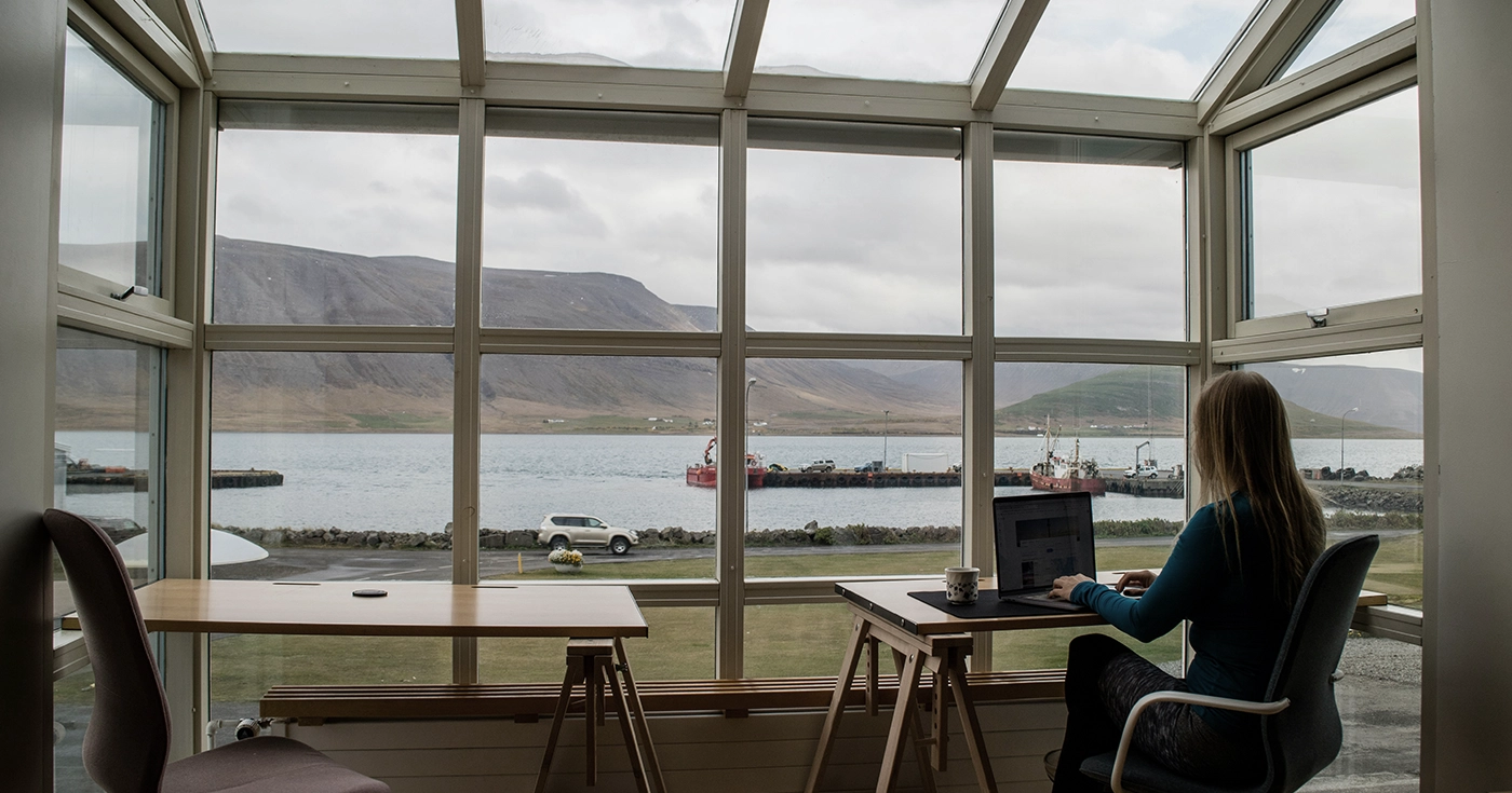 Mercado de oficinas y teletrabajo: un sector más selectivo. Office market and remote work: a more selective sector. Marché des bureaux et télétravail : un secteur plus sélectif. Mercato degli uffici e smart working: un settore più selettivo. Mercado de escritórios e teletrabalho: um setor mais seletivo. Büromarkt und Homeoffice: ein selektiveres Umfeld.