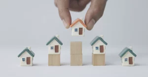 Cómo combinar crowdfunding inmobiliario: plusvalía, deuda y CRE. How to combine real estate crowdfunding: value-add, debt and CRE. Comment combiner crowdfunding immobilier : value-add, dette et CRE. Come combinare crowdfunding immobiliare: value-add, debito e CRE. Como combinar crowdfunding imobiliário: mais-valia, dívida e CRE. Wie man Immobilien-Crowdfunding kombiniert: Value-Add, Debt und CRE.