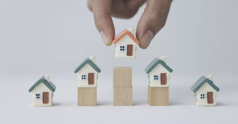 Cómo combinar crowdfunding inmobiliario: plusvalía, deuda y CRE. How to combine real estate crowdfunding: value-add, debt and CRE. Comment combiner crowdfunding immobilier : value-add, dette et CRE. Come combinare crowdfunding immobiliare: value-add, debito e CRE. Como combinar crowdfunding imobiliário: mais-valia, dívida e CRE. Wie man Immobilien-Crowdfunding kombiniert: Value-Add, Debt und CRE.