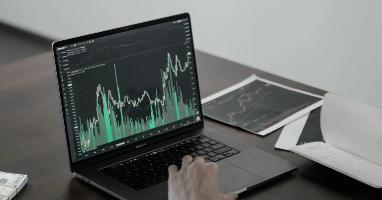Cómo elegir plataforma online para invertir en inmobiliario. How to choose an online platform to invest in real estate. Comment choisir une plateforme en ligne pour investir dans l’immobilier. Come scegliere una piattaforma online per investimenti immobiliari. Como escolher uma plataforma online para investir em imobiliário. Wie man eine Online-Plattform für Immobilieninvestitionen auswählt.