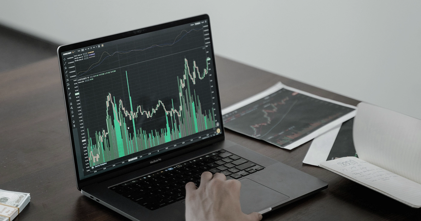 Cómo elegir plataforma online para invertir en inmobiliario. How to choose an online platform to invest in real estate. Comment choisir une plateforme en ligne pour investir dans l’immobilier. Come scegliere una piattaforma online per investimenti immobiliari. Como escolher uma plataforma online para investir em imobiliário. Wie man eine Online-Plattform für Immobilieninvestitionen auswählt.