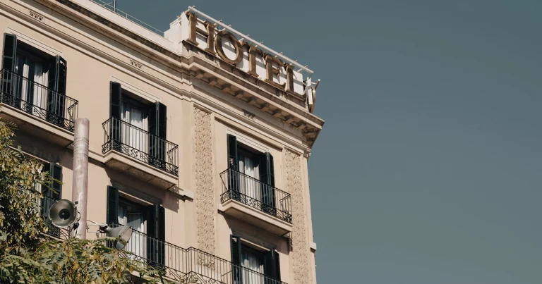 Inversión hotelera en Iberia: por qué atrae capital. Hotel investment in Iberia: why it attracts capital. Investissement hôtelier en Ibérie : pourquoi il attire le capital. Investimento alberghiero in Iberia: perché attira capitali. Investimento hoteleiro na Ibéria: porque atrai capital. Hotelinvestitionen in Iberien: warum sie Kapital anziehen