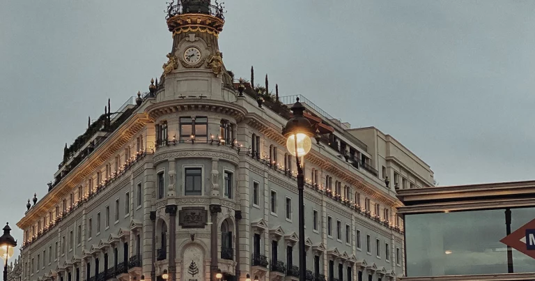 Mercado hotelero español: Madrid gana peso. Spanish hotel market: Madrid gains ground. Marché hôtelier espagnol : Madrid gagne du poids. Mercato alberghiero spagnolo: Madrid guadagna peso. Mercado hoteleiro espanhol: Madrid ganha peso. Spanischer Hotelmarkt: Madrid gewinnt an Gewicht.
