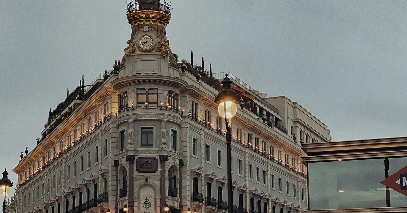 Mercado hotelero español: Madrid gana peso. Spanish hotel market: Madrid gains ground. Marché hôtelier espagnol : Madrid gagne du poids. Mercato alberghiero spagnolo: Madrid guadagna peso. Mercado hoteleiro espanhol: Madrid ganha peso. Spanischer Hotelmarkt: Madrid gewinnt an Gewicht.