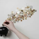 Técnicas para ahorrar: 8 métodos para ser constante. Saving techniques: 8 methods to stay consistent. Techniques pour économiser : 8 méthodes pour être constant. Tecniche per risparmiare: 8 metodi per essere costanti. Técnicas para poupar: 8 métodos para ser constante. Spartechniken: 8 Methoden für mehr Konstanz.