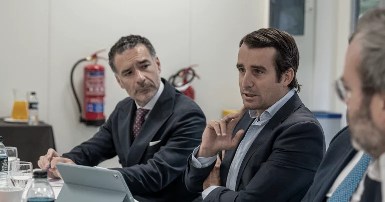 Inversión en activos alternativos: capital y especialización. Investment in alternative assets: capital and specialization. Investissement en actifs alternatifs et spécialisation. Investimento in asset alternativi e specializzazione. Investimento em ativos alternativos e especialização. Investition in alternative Assets und Spezialisierung.