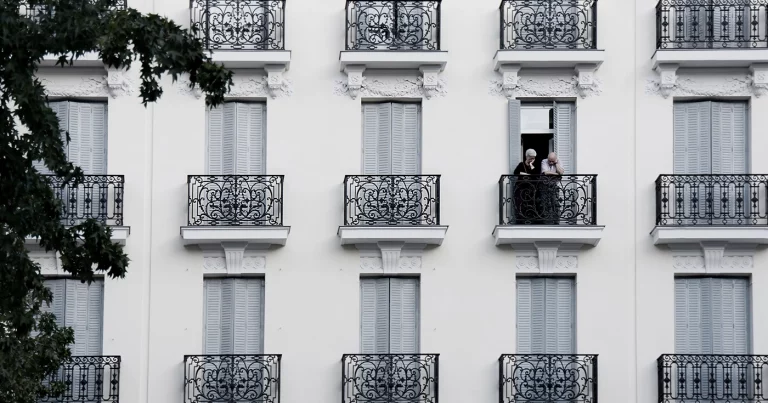 Crisis global de vivienda: causas y retos locales. Global housing crisis: causes and local challenges. Crise mondiale du logement : causes et défis locaux. Crisi abitativa globale: cause e sfide locali. Crise global da habitação: causas e desafios locais. Globale Wohnungskrise: Ursachen und lokale Aufgaben.