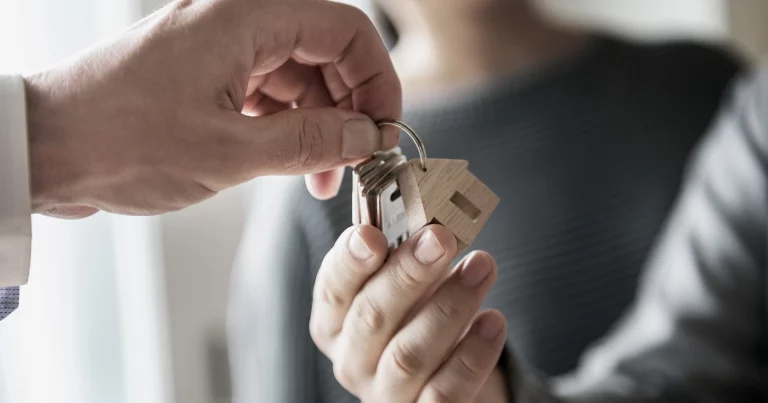 Inversión colectiva inmobiliaria: pros y contras. Collective real estate investment: pros and cons. Investissement immobilier collectif : avantages et limites. Investimento immobiliare collettivo: pro e contro. Investimento imobiliário coletivo: prós e contras. Kollektive Immobilieninvestition: Vor- und Nachteile.