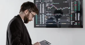 Inversión inmobiliaria y cripto: riesgos distintos. Real estate investment and crypto: liquidity and risk. Investissement immobilier et crypto : liquidité et risque. Investimento immobiliare e crypto: liquidità e rischio. Investimento imobiliário e cripto: liquidez e risco. Immobilieninvestition und Krypto: Liquidität und Risiko.