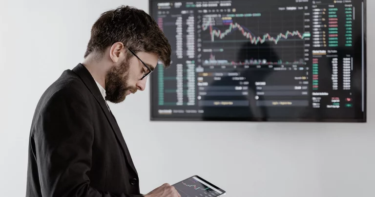 Inversión inmobiliaria y cripto: riesgos distintos. Real estate investment and crypto: liquidity and risk. Investissement immobilier et crypto : liquidité et risque. Investimento immobiliare e crypto: liquidità e rischio. Investimento imobiliário e cripto: liquidez e risco. Immobilieninvestition und Krypto: Liquidität und Risiko.