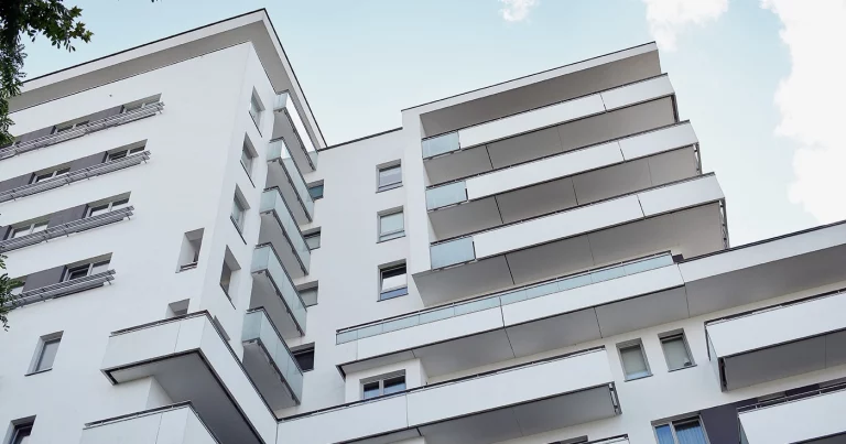 Libertad financiera: qué aporta la inversión inmobiliaria. Financial freedom: how property investing can help. Liberté financière : quel rôle pour l’immobilier ? Libertà finanziaria: il ruolo degli immobili. Liberdade financeira: o papel do investimento imobiliário. Finanzielle Freiheit: Was Immobilien beitragen können.
